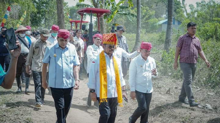 Menteri Pertanian Sahrul Yasin Limpo didampingi Bupati Sigi Mohammad Irwan saat berkunjung ke Kabupaten Sigi, Ahad (19/2). Foto: Ist