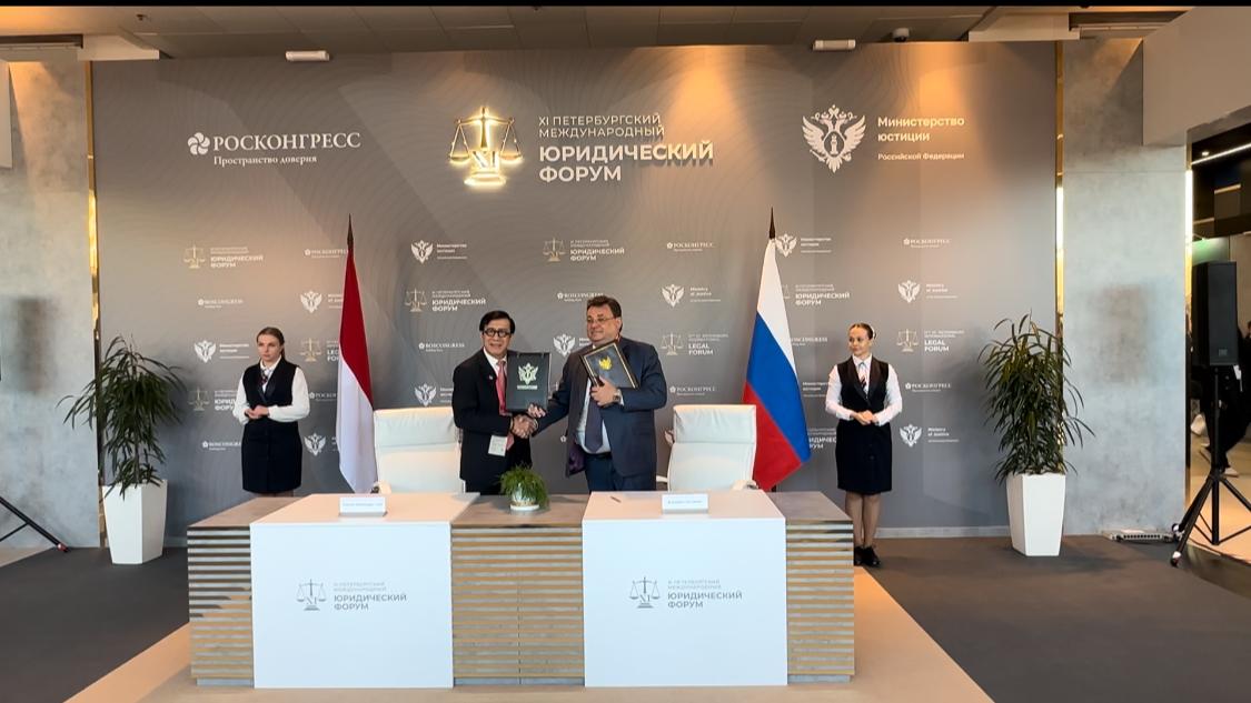 Menteri Hukum dan HAM, Yasonna H. Laoly menandatangani Memorandum of Understanding (MoU) bersama Menteri Kehakiman Rusia, Konstantin Anatolievich Chuychenko dalam rangkaian acara 11st. Saint. Petersbug International Legal Forum 2023, Kamis (11/05).Foto : Dok.Humas Kemenkumham RI