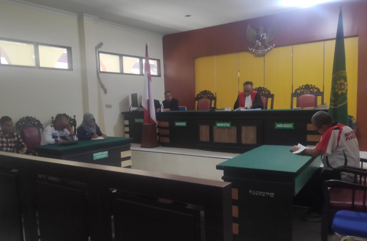 Sidang putusan perkara gugatan praperadilan atas penetapan tersangka oleh termohon Direktur Reserse Narkoba Kepolisian Daerah Sulawesi Tengah, dipimpin Hakim Tunggal Praperadilan Zaufi Amri turut dihadiri kuasa hukum pemohon DR Muslim Mamulai,Samsam, Renli Yankristo Duyoh, di Pengadilan Negeri Kelas 1 A PHI/Tipikor/Palu, Selasa (23/4). (FOTO: MAL/IKRAM)